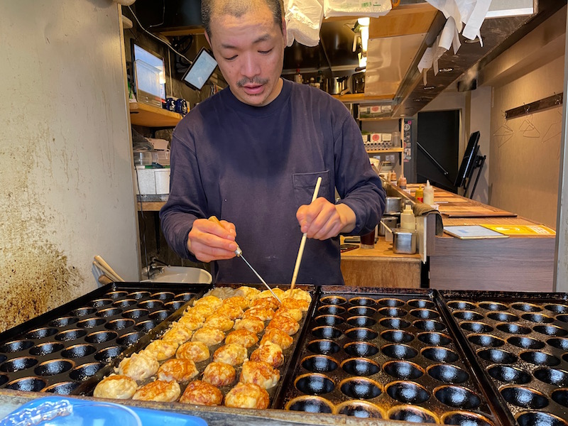 ご主人、黙々と焼き台と向き合ってます！