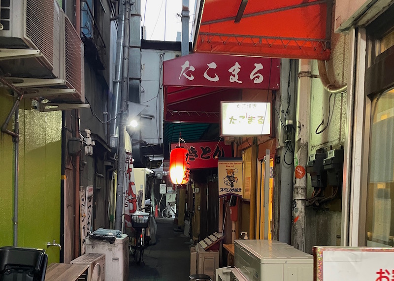 おや、渋い路地に酒場がぎっしりだ！！