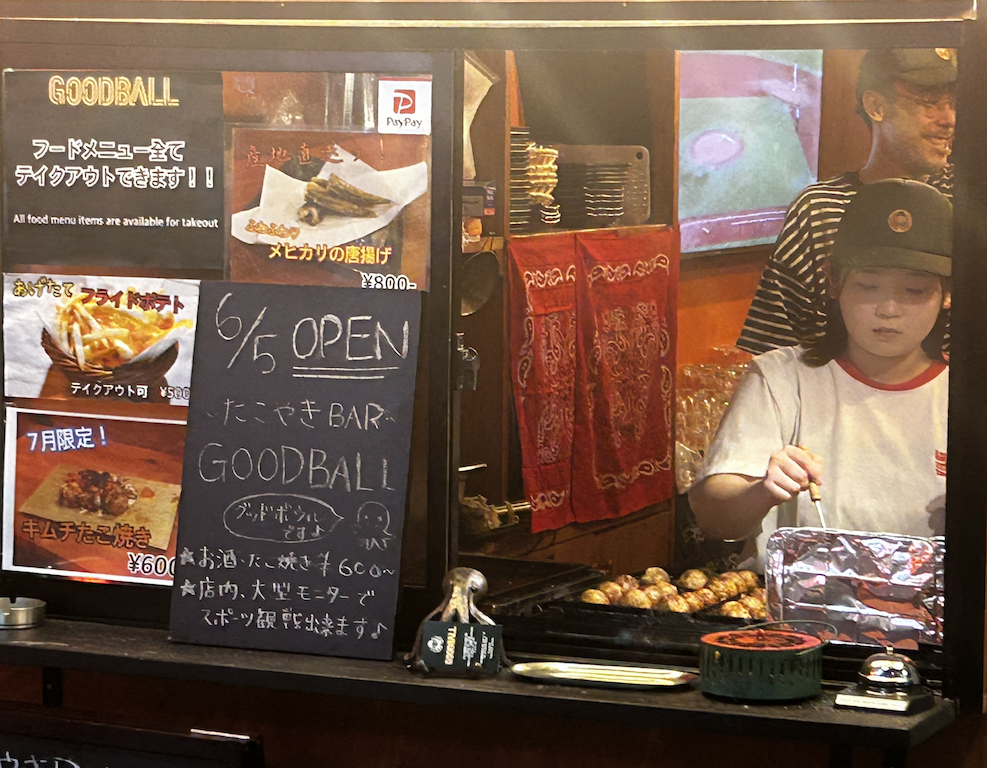 暑い中、懸命にたこ焼きと向き合っていますネ！！